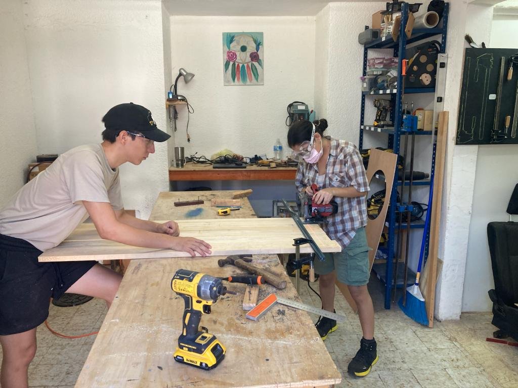 Estudiantes desarrollando su creatividad en un taller artístico