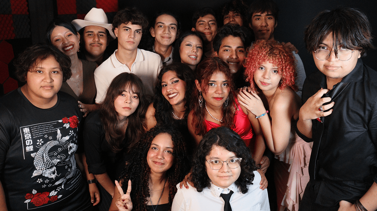 Comunidad estudiantil y personal del Colegio Kukulcán reunidos en el patio escolar